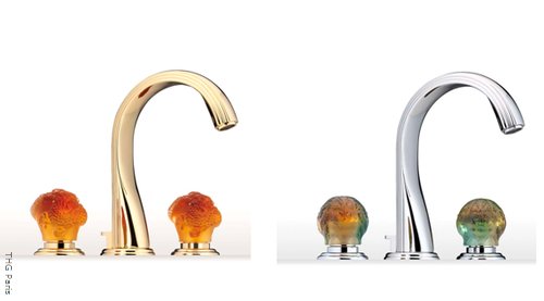 Außergewöhnlich luxuriöse Badezimmer-Armaturen mit Knöpfen aus Kristallglas. Jedes Stück ist ein Unikat, denn der aufwendige Herstellungsprozess lässt Farben entstehen, die nur bedingt zu beeinflussen sind. THG Paris ist als Hersteller exklusvier und handwerklich anspruchsvoller Armaturen weltweit bekannt. Außergewöhnlich luxuriöse Badezimmer-Armaturen mit Knöpfen aus Kristallglas. Jedes Stück ist ein Unikat, denn der aufwendige Herstellungsprozess lässt Farben entstehen, die nur bedingt zu beeinflussen sind. THG Paris ist als Hersteller exklusvier und handwerklich anspruchsvoller Armaturen weltweit bekannt.